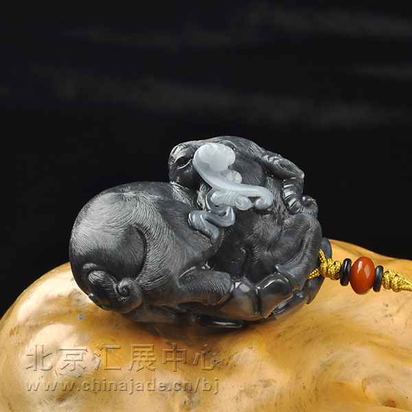 墨玉子料把件-如意羊