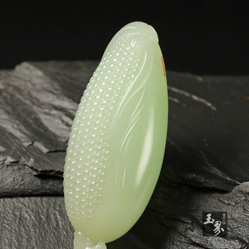 翠青白玉把件-小玉米