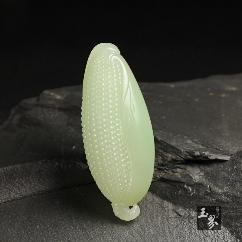 翠青白玉把件-小玉米