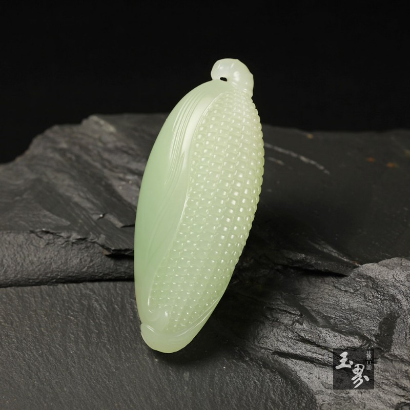 翠青白玉把件-小玉米