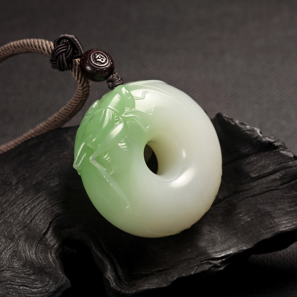 （翠青）白玉挂件-俏色蝈蝈