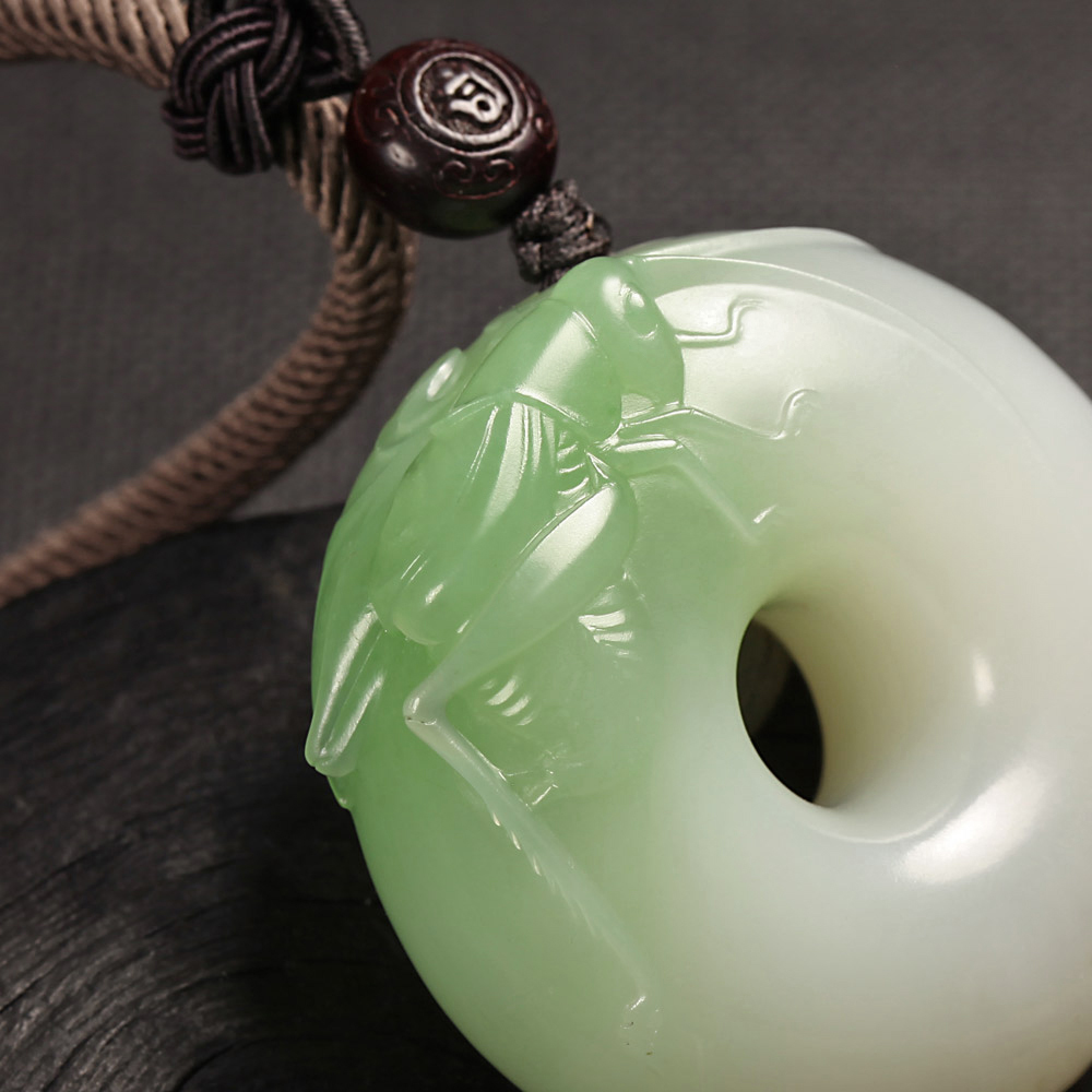 （翠青）白玉挂件-俏色蝈蝈