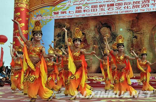 新疆和田歌舞团在国际旅游节表演大型歌舞《万方乐奏》