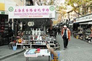 文革“文物”比比皆是的上海东台路古玩市场。