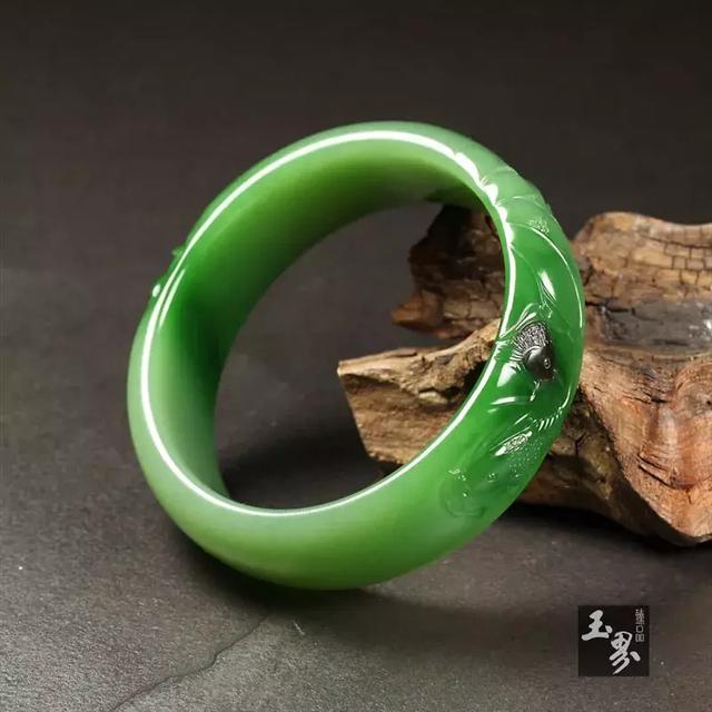 碧水双鱼莲叶间——碧玉巧雕手镯赏